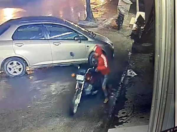 男子偷車全過(guò)程被路邊視頻監(jiān)控系統(tǒng)拍下，防盜意識(shí)還是要加強(qiáng)啊