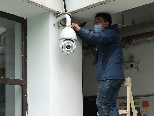 專業(yè)問(wèn)題交給專業(yè)人士解決，西安監(jiān)控?cái)z像頭維修就找鑫安安防！